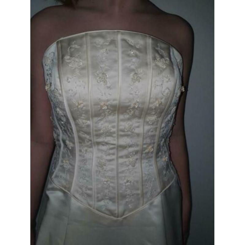 Mooie strapless trouwjurk maat 40/42 incl onderrok.
