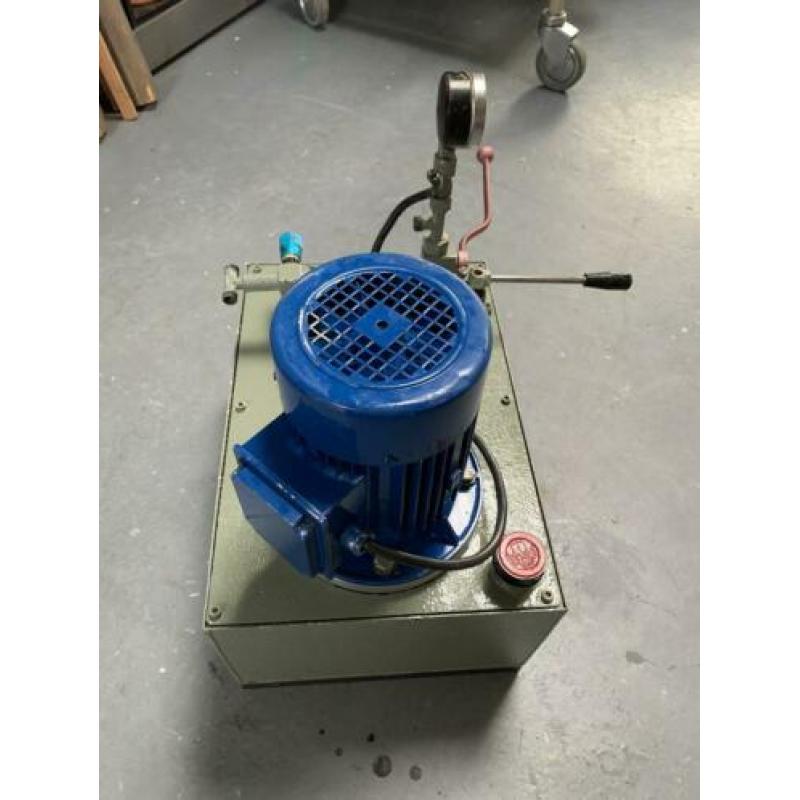 Hydraulic pomp reservoir met ventiel en manometer