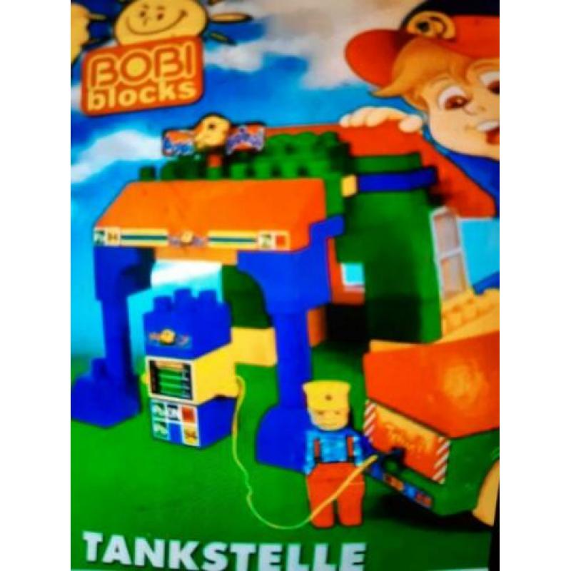 BOBI BLOCKS grote doos met benzinepomp. B