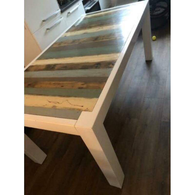 Design eettafel gemaakt van epoxy sloophout