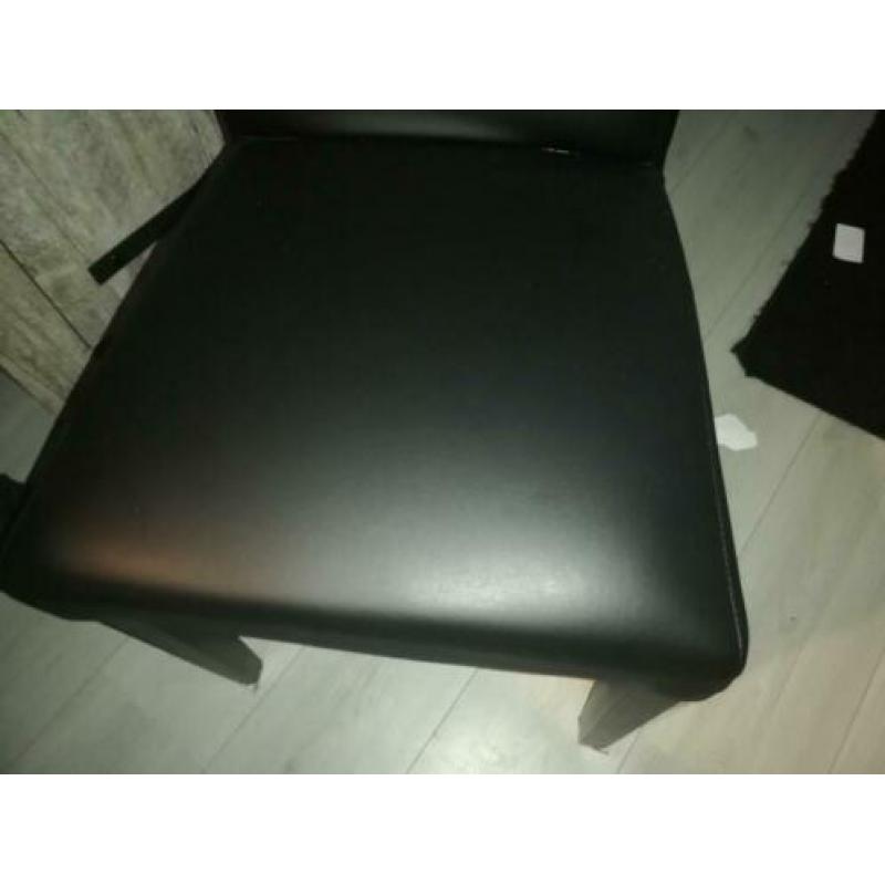 Hele mooie zwarte eetkamer stoelen . In goede staat.