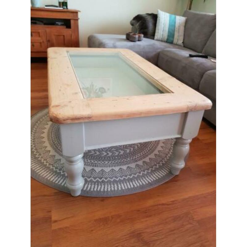 vintage salontafel met glasplaat en lade . .