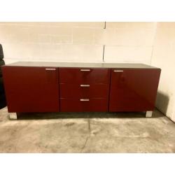Dressoir: robuust, rood glanzend