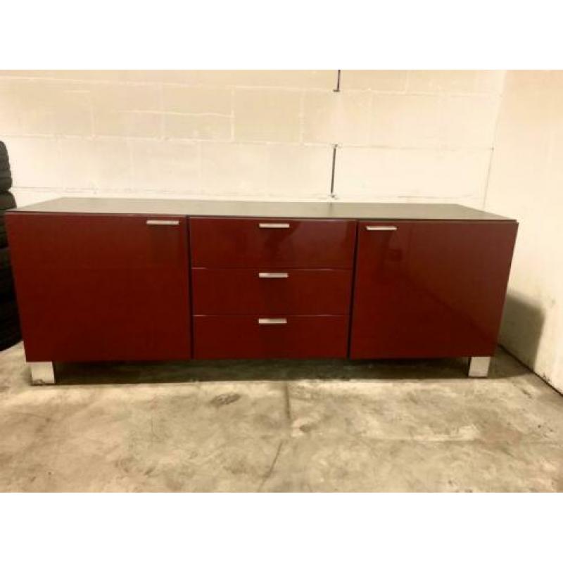 Dressoir: robuust, rood glanzend