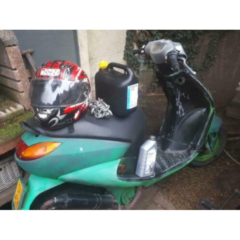 Peugeot Scooter incl toebehoren (zie foto's) rijdt niet