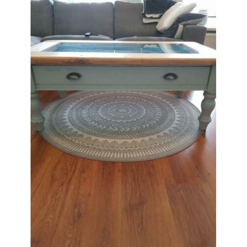 vintage salontafel met glasplaat en lade . .