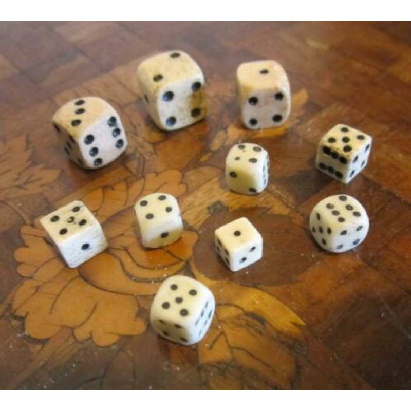 10 antieke benen teerlingen, versch. grootte, ook miniatuur