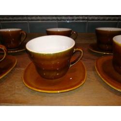 6 bruine Boch tassen + ondertas