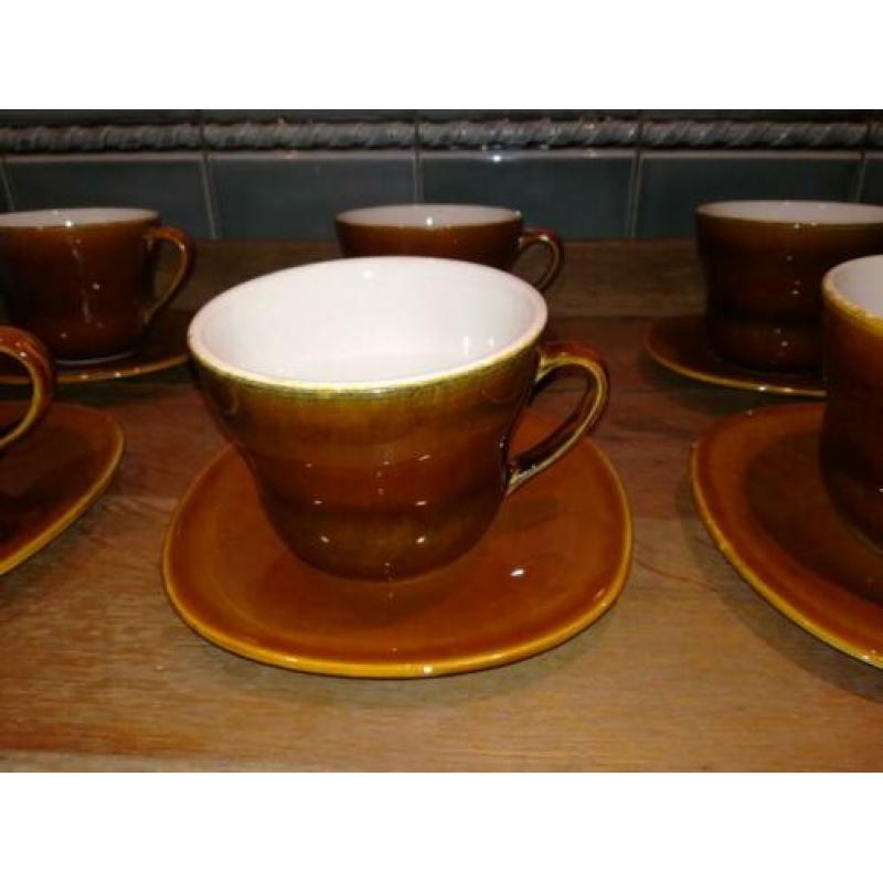 6 bruine Boch tassen + ondertas