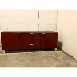 Dressoir: robuust, rood glanzend