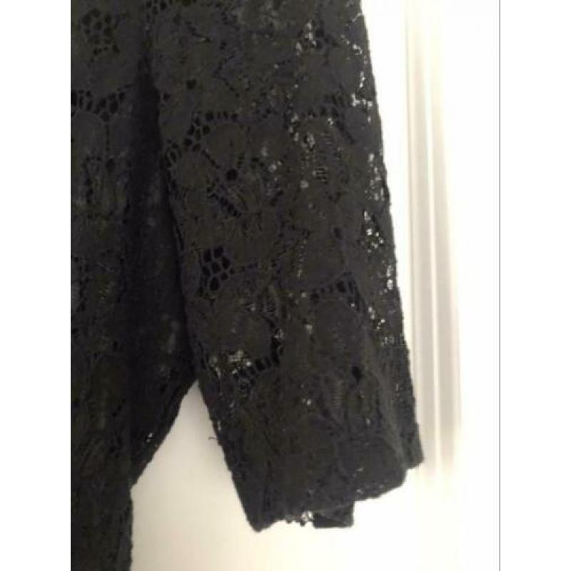 Vero Moda zwarte jurk met kanten detail.