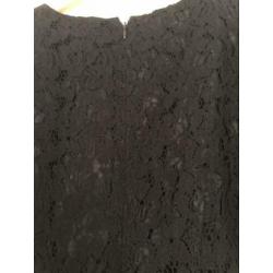 Vero Moda zwarte jurk met kanten detail.
