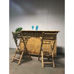 oude bamboo bar met 2 krukken