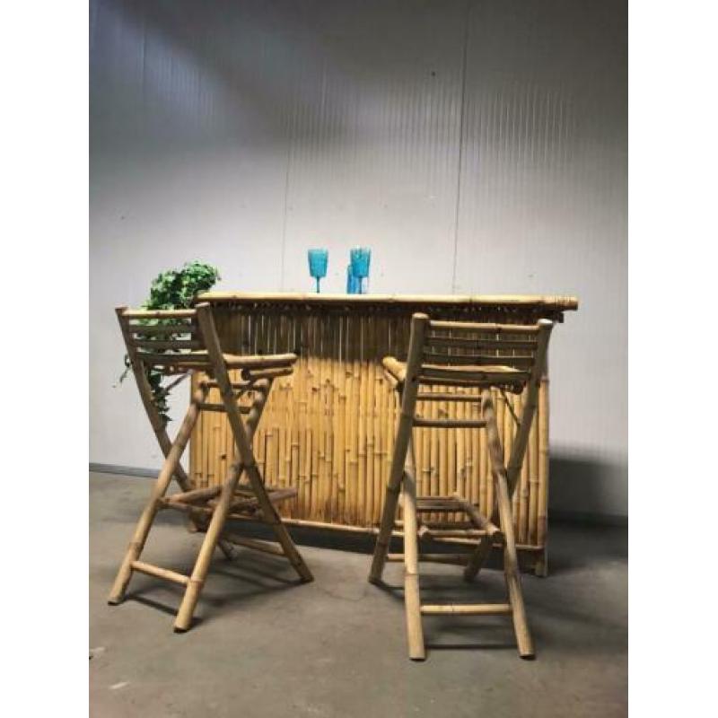 oude bamboo bar met 2 krukken