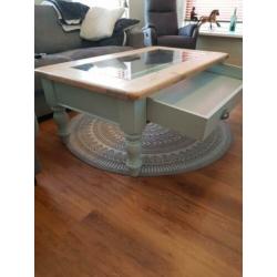 vintage salontafel met glasplaat en lade . .