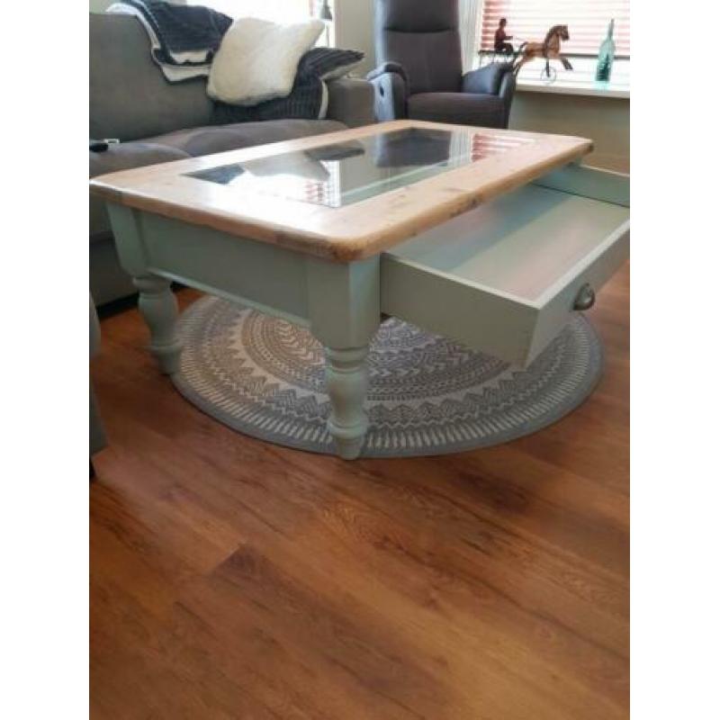 vintage salontafel met glasplaat en lade . .