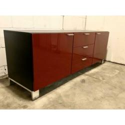 Dressoir: robuust, rood glanzend