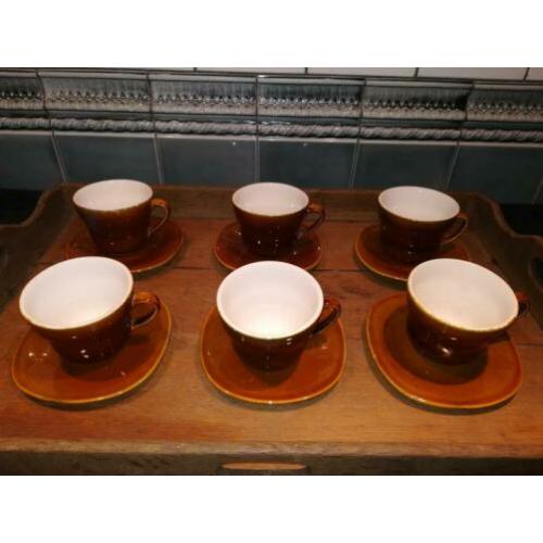 6 bruine Boch tassen + ondertas
