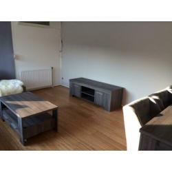 Kasten, tafels en eventueel stoelen en zit bank