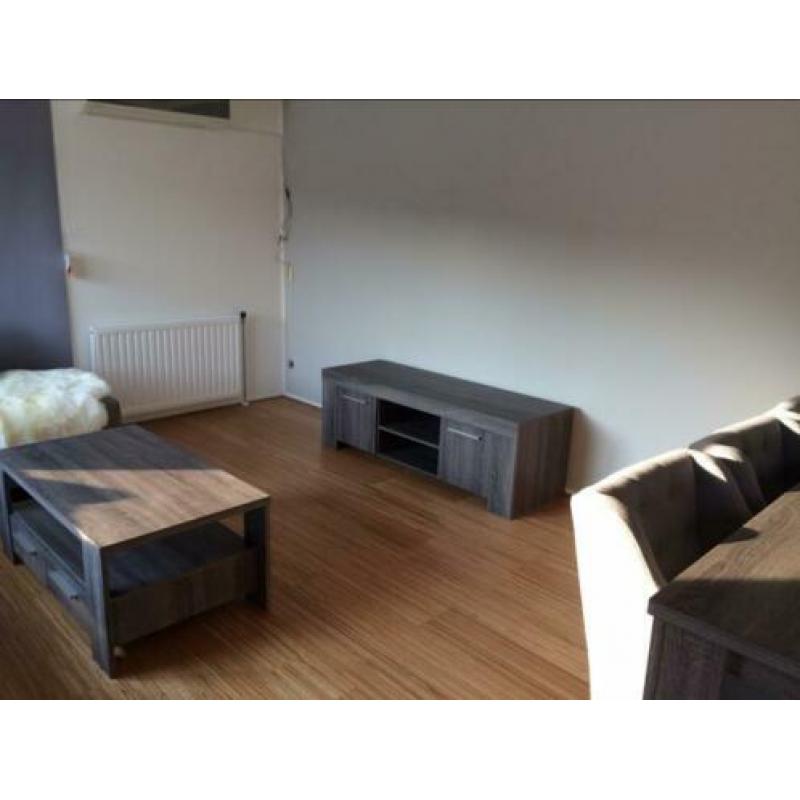 Kasten, tafels en eventueel stoelen en zit bank