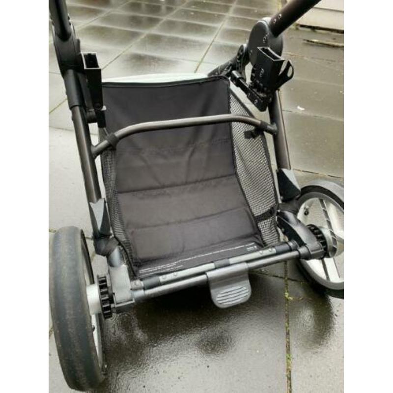 Mutsy EVO Urban Normad Dark grey kinderwagen
