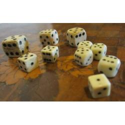 10 antieke benen teerlingen, versch. grootte, ook miniatuur