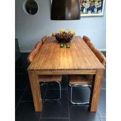 Houten eettafel