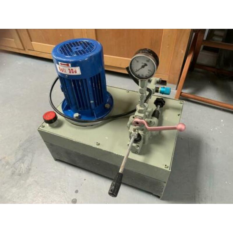 Hydraulic pomp reservoir met ventiel en manometer