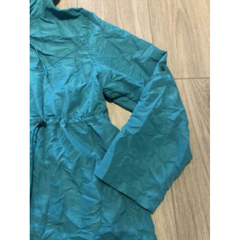 Hippe azuurblauwe regenjas maat 38