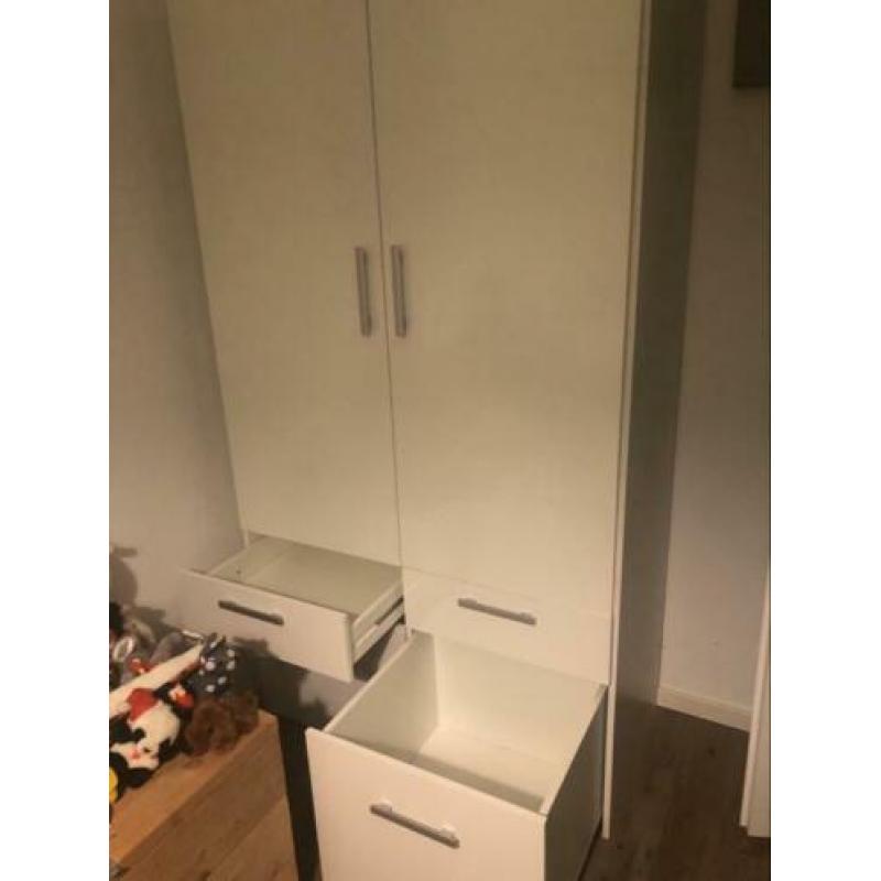 Witte kledingkast met 4 lades