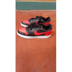 Nike schoenen rood met zwart Maat 44