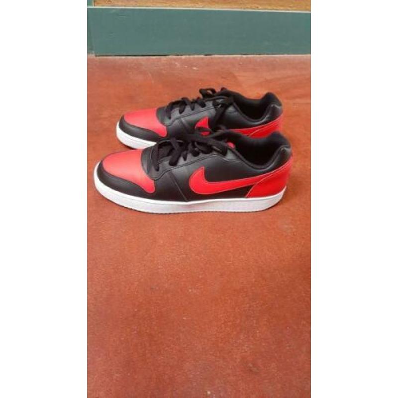 Nike schoenen rood met zwart Maat 44