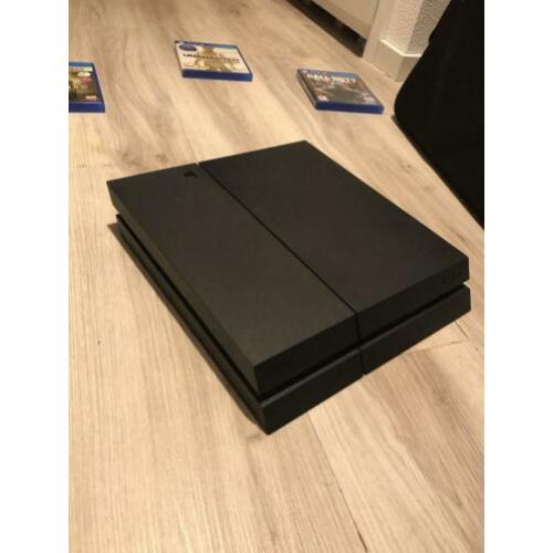 PlayStation 4 met 2 controllers en 4 spellen