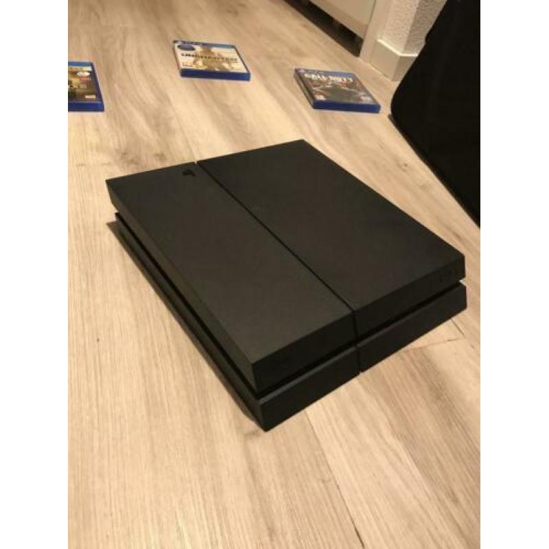 PlayStation 4 met 2 controllers en 4 spellen