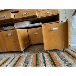 Dressoir met uitschuifbare ladeblokken.