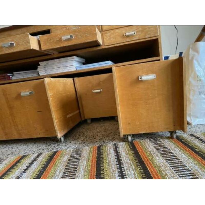 Dressoir met uitschuifbare ladeblokken.