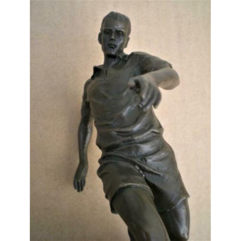 Bronzen beeld voetballer op marmeren sokkel