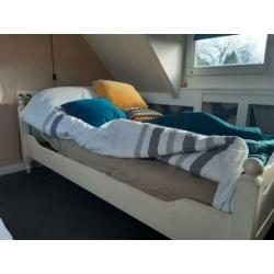 Nostalgisch bed met elektrische bodem geverfd met krijt verf