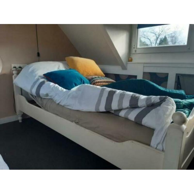 Nostalgisch bed met elektrische bodem geverfd met krijt verf