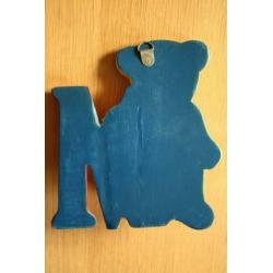 leuke houten kapstokjes, letter M en F met beer