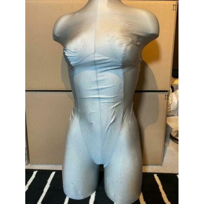 Zeer nette zilvere kleding pop voor etalage of op de markt