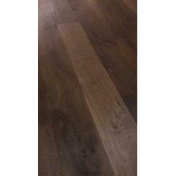 Eiken lamelparket circa 140m2.
