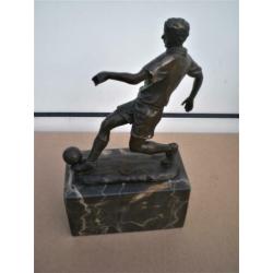 Bronzen beeld voetballer op marmeren sokkel