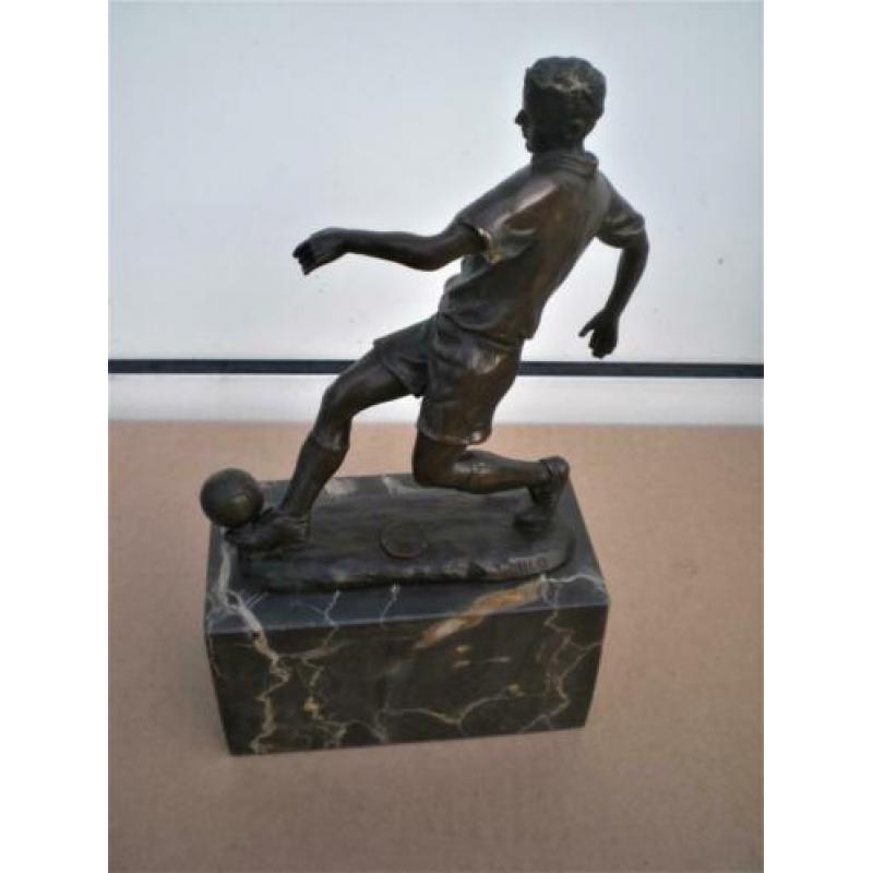 Bronzen beeld voetballer op marmeren sokkel