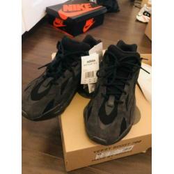 Adidas Yeezy Boots 700 Vanta maat 45