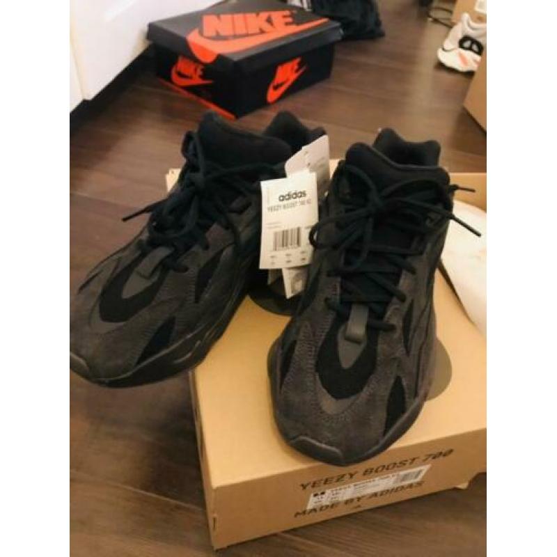 Adidas Yeezy Boots 700 Vanta maat 45