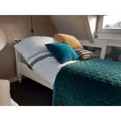 Nostalgisch bed met elektrische bodem geverfd met krijt verf