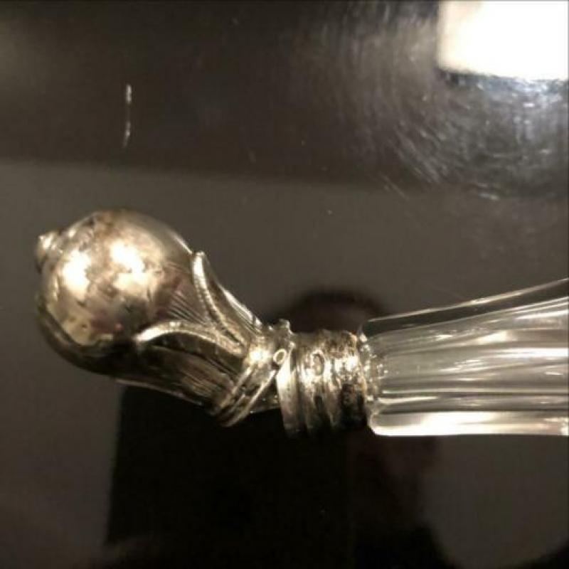 Parfum flesje met stopje en zilveren dop