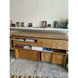 Dressoir met uitschuifbare ladeblokken.