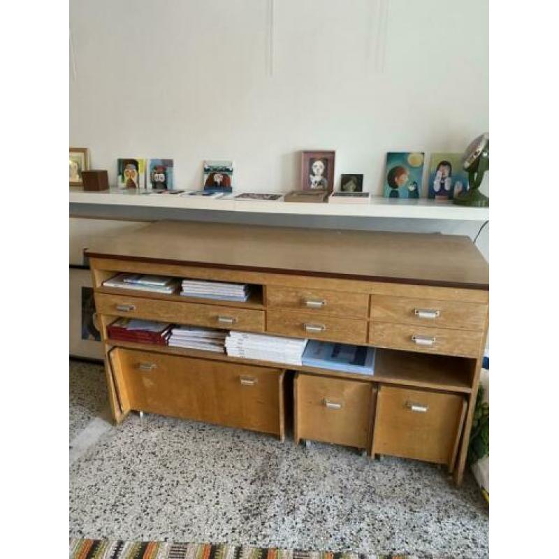 Dressoir met uitschuifbare ladeblokken.